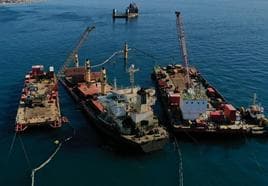 Gibraltar consigue hacer emerger la popa del buque granelero OS 35