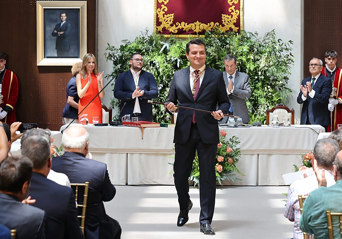 Bellido con el bastón de mando avanza para saludar al público asistente a la Sala Orive