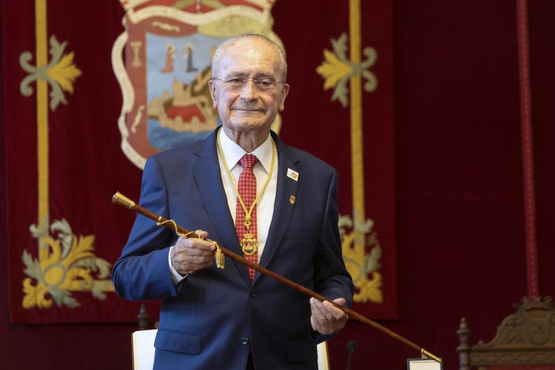 El reelegido alcalde de Málaga, Francisco de la Torre, posa con el bastón de mando durante el pleno constitutivo del Consistorio este sábado