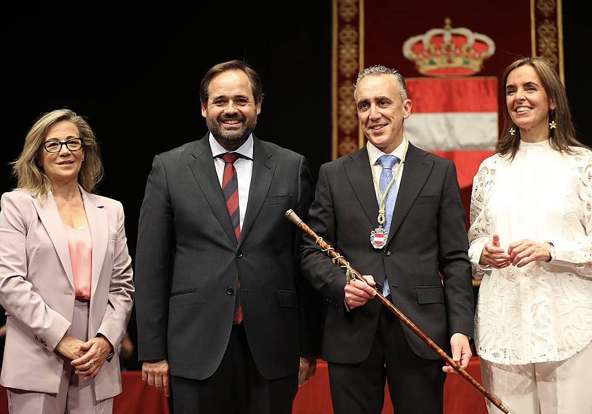 Miguel Ángel Ruiz, este sábado con Paco Núñez, presidente del PP regional, al tomar posesión como alcalde de Puertollano
