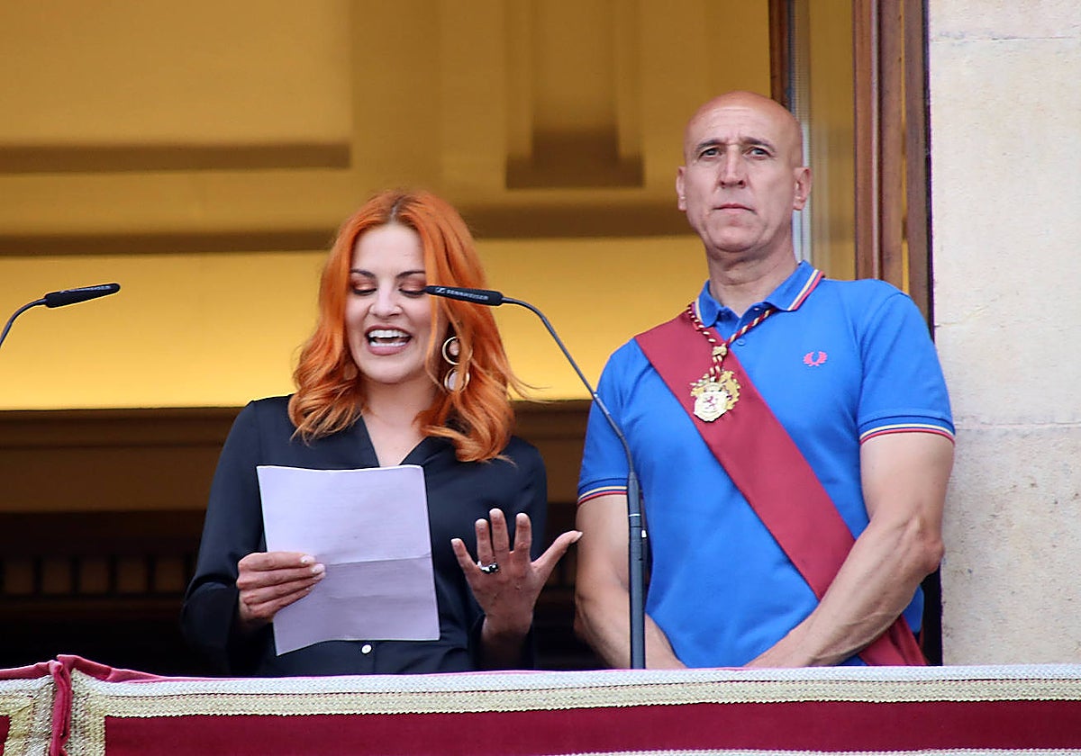 La astronauta Sara García, en el balcón del Ayuntamiento de León, junto al alcalde en funciones, José Antonio Diez, durante el pregón