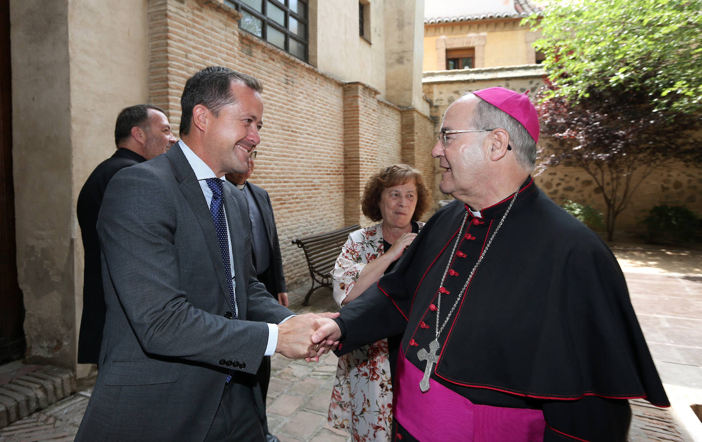 El alcalde de Toledo, Carlos Velázquez, saluda al arzobispo Francisco Cerro, que ha participado en la Oración Conjunta de la Jornada de Amistad Judeo-Cristiana en la sinagoga de Santa María la Blanca