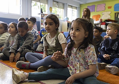 Imagen secundaria 1 - En el colegio Gumersindo Azcárate conviven alumnos de doce nacionalidades. El galardón concedido por la Fundación Princesa de Girona reconoce el «uso humanístico» de las nuevas tecnologías. En el centro, además de tablets o un robot, también cultivan un huerto entre todos