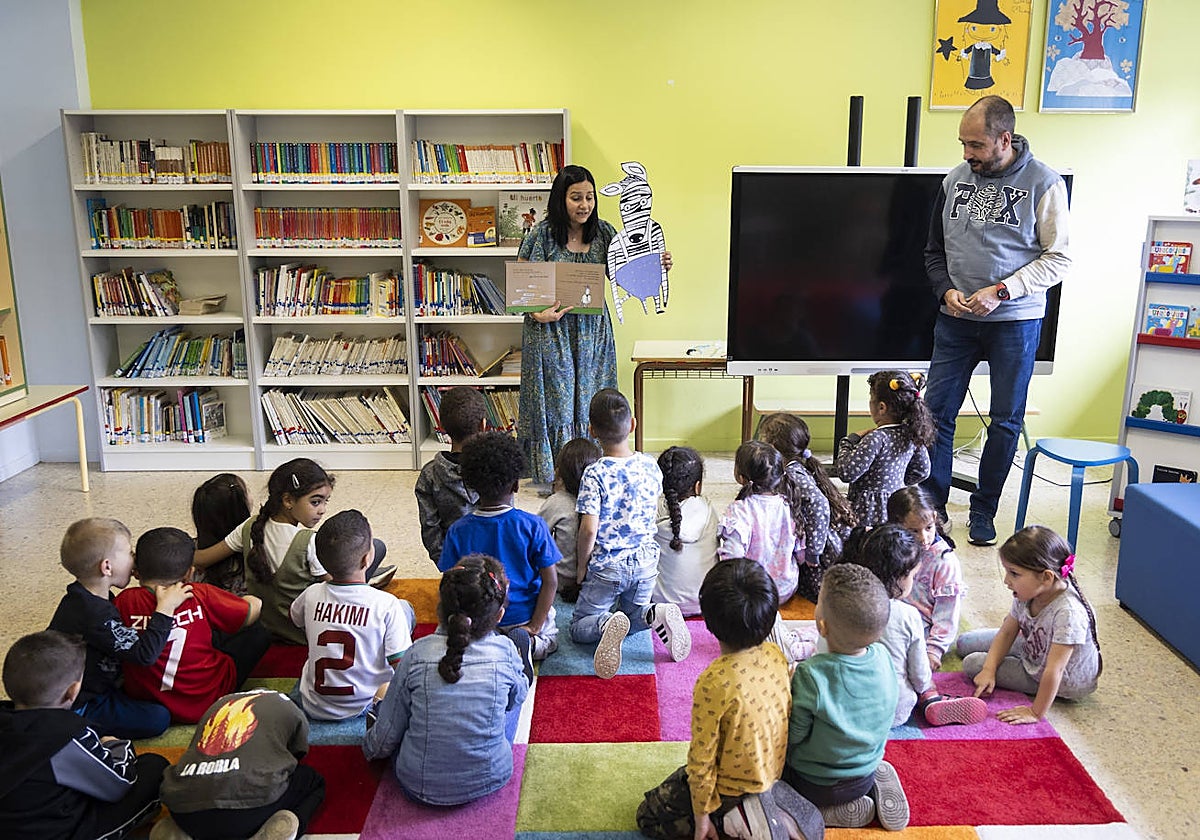 Alumnos de Infantil del colegio Gumersindo Azcárate, en la biblioteca del centro