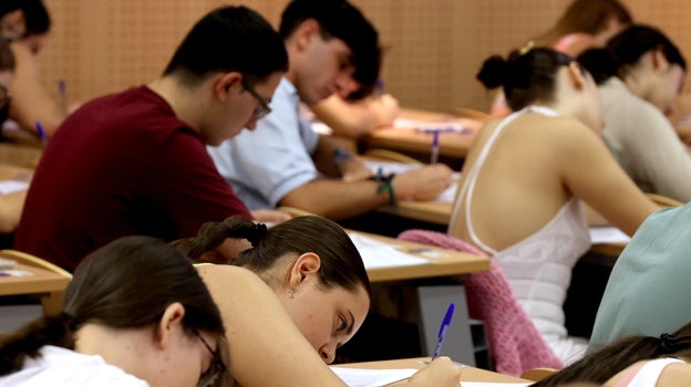Estudiantes concentrados durante uno de los exámenes de Selectividad realizados en la facultad de medicina y enfermería de Córdoba