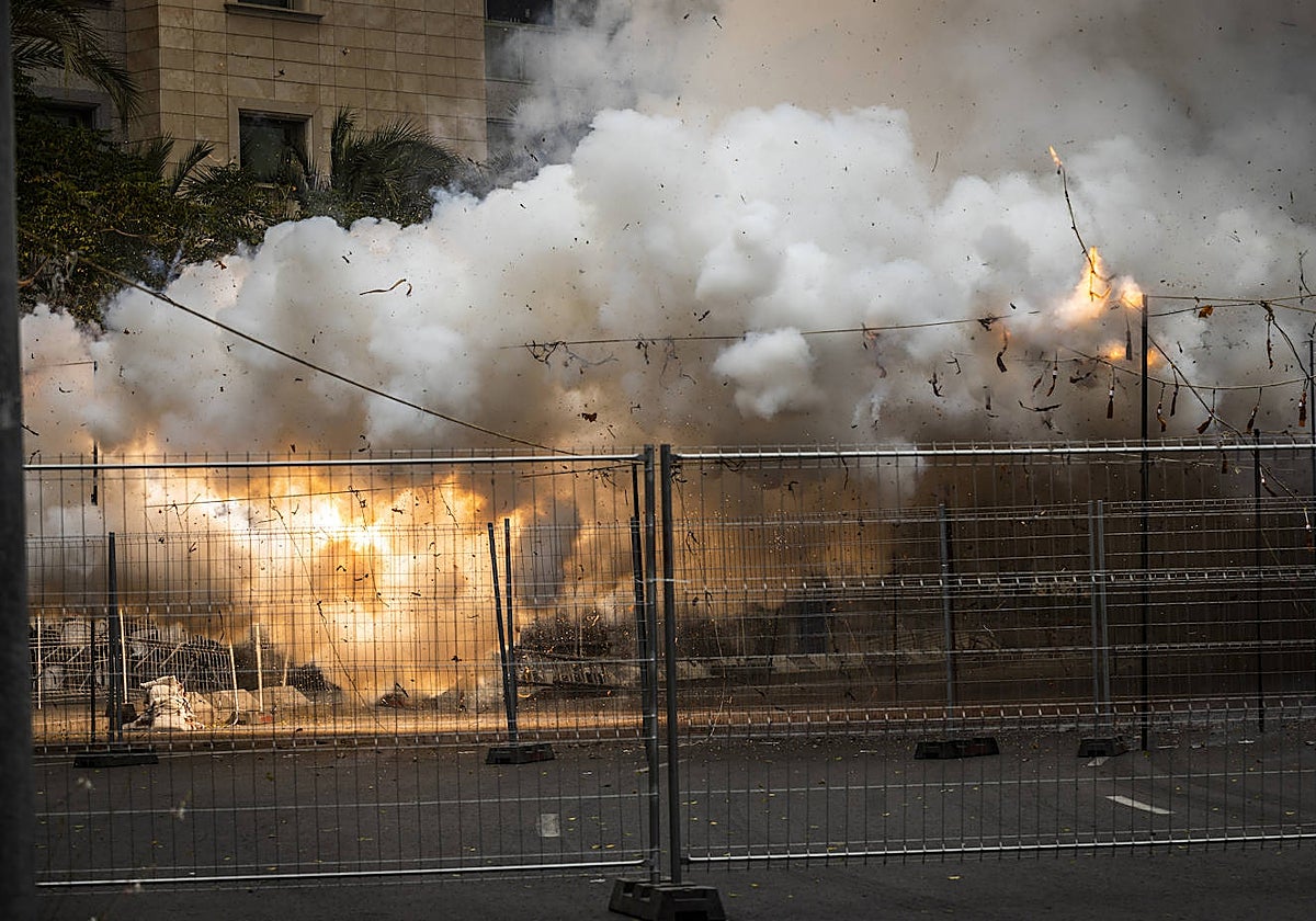 Imagen de la mascletà disparada este domingo en Alicante
