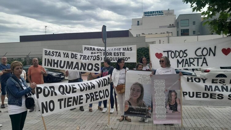La familia de la joven en coma tras tomar un batido lucha para que siga su tratamiento en Valencia