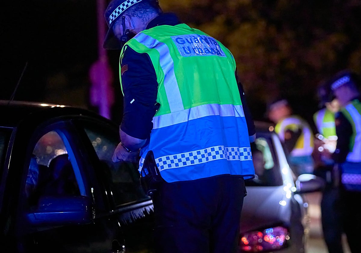 Agentes de la Policía de Lérida durante un control de tráfico