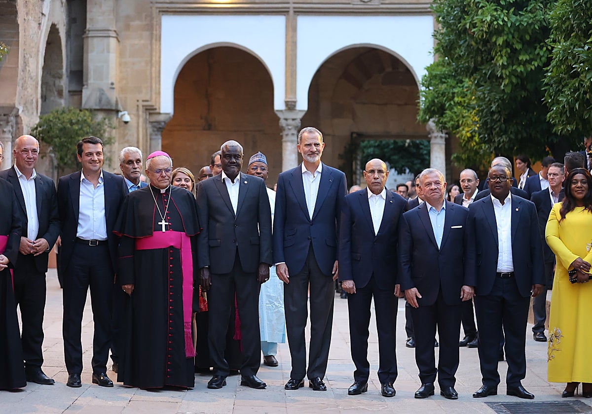 Felipe VI y Abdalá II posan en el Patio de los Naranjos de Córdoba junto a miebros del foro Áqaba y otras autoridades