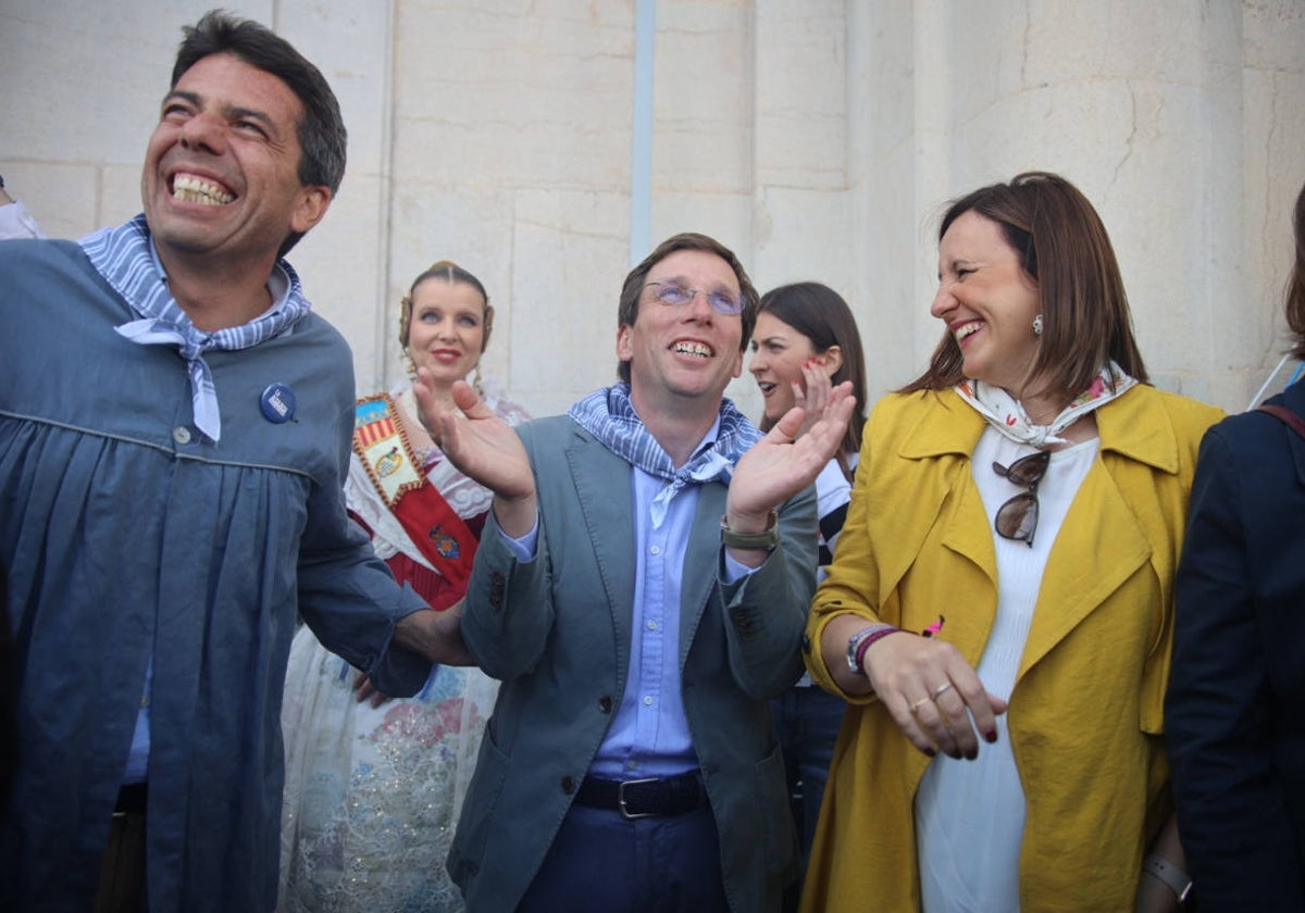 Imagen de Carlos Mazón, José Luis Martínez Almeida y María José Catalá durante una mascletà de Fallas el pasado mes de marzo