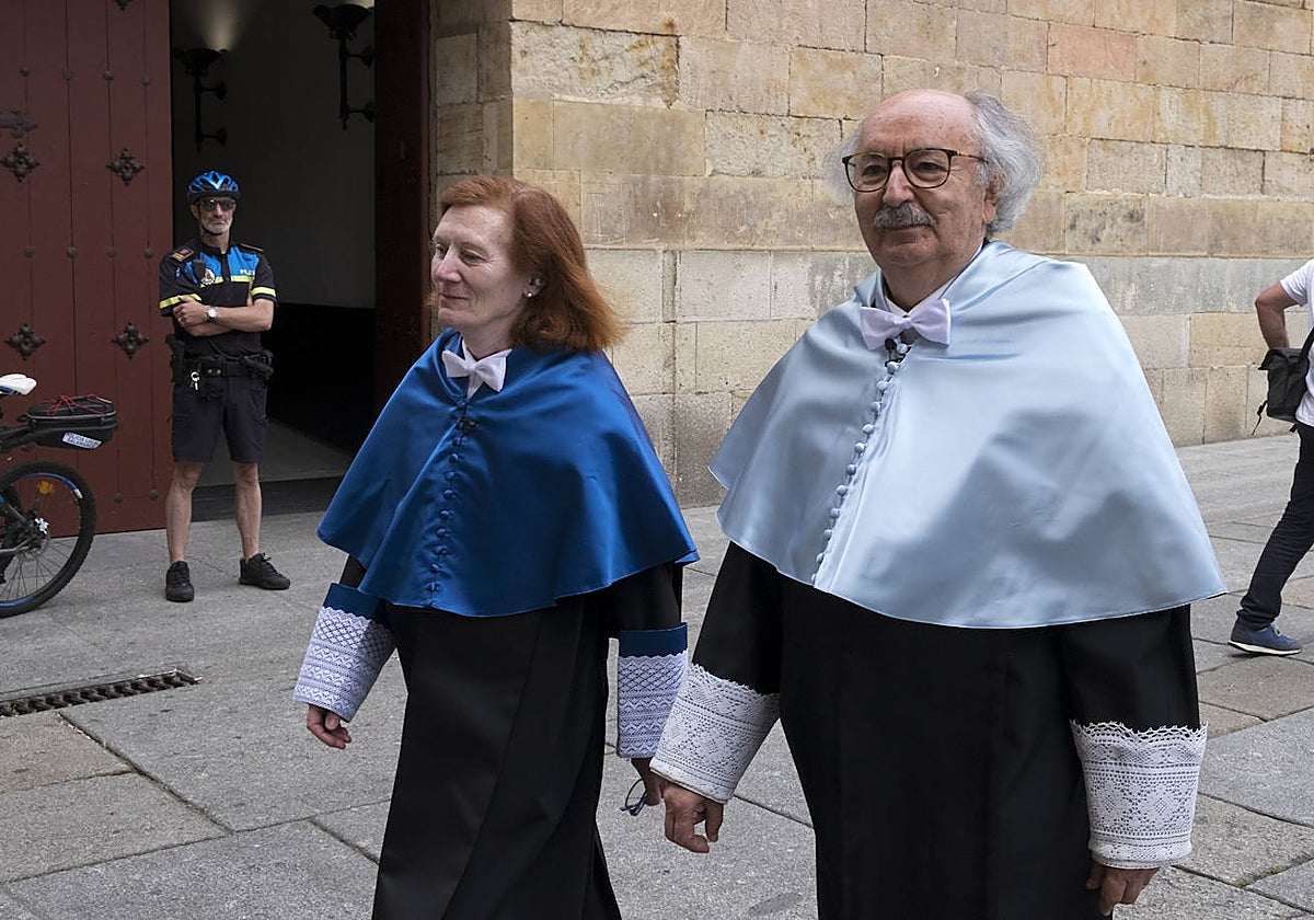 El poeta Antonio Colinas y la científica Margaret Murnane han sido investidos como nuevos doctores honoris causa de la Usal