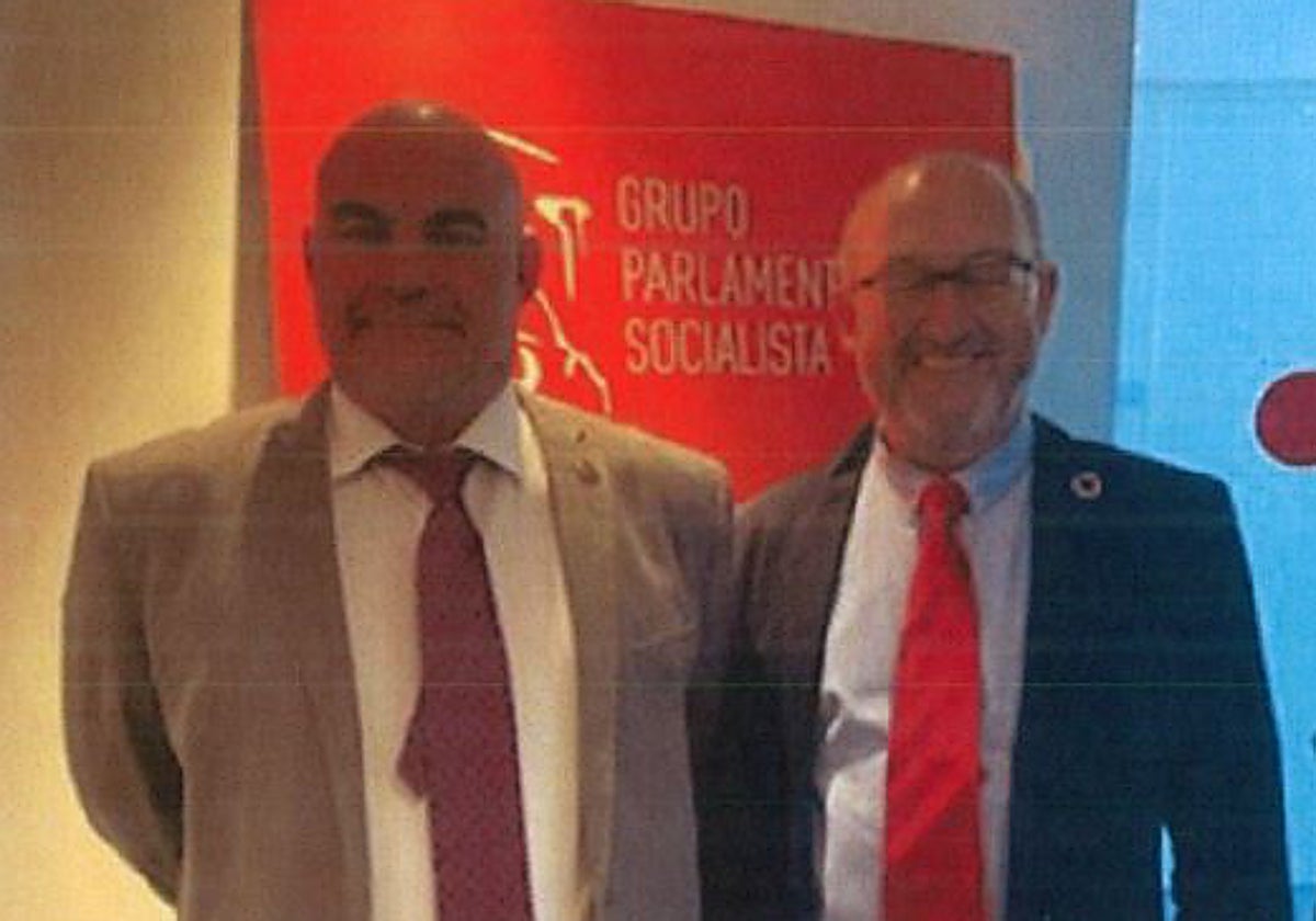 El mediador, Antonio Navarro Tacoronte; y el exdiputado Juan Bernardo Fuentes, en el Congreso