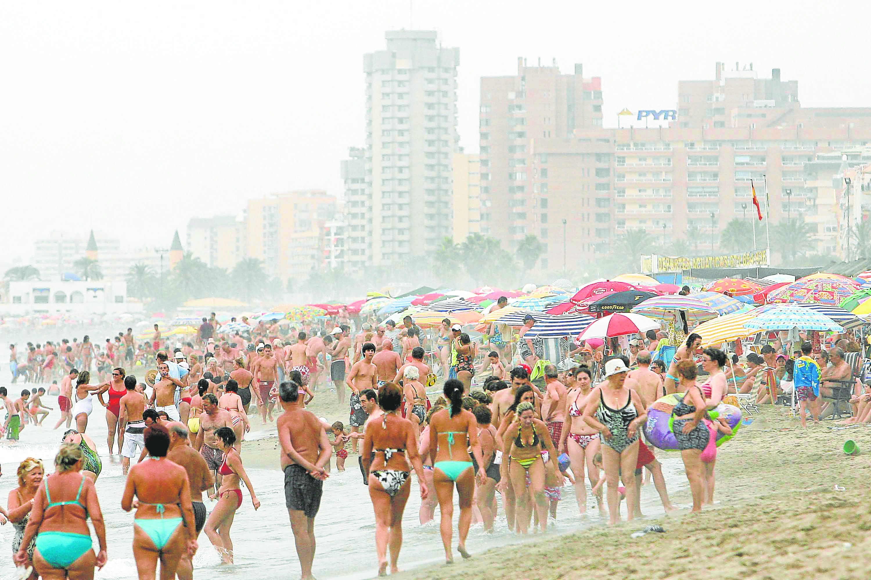 Miles de turistas veranean en Fuengirola, un destino habitual de cordobeses