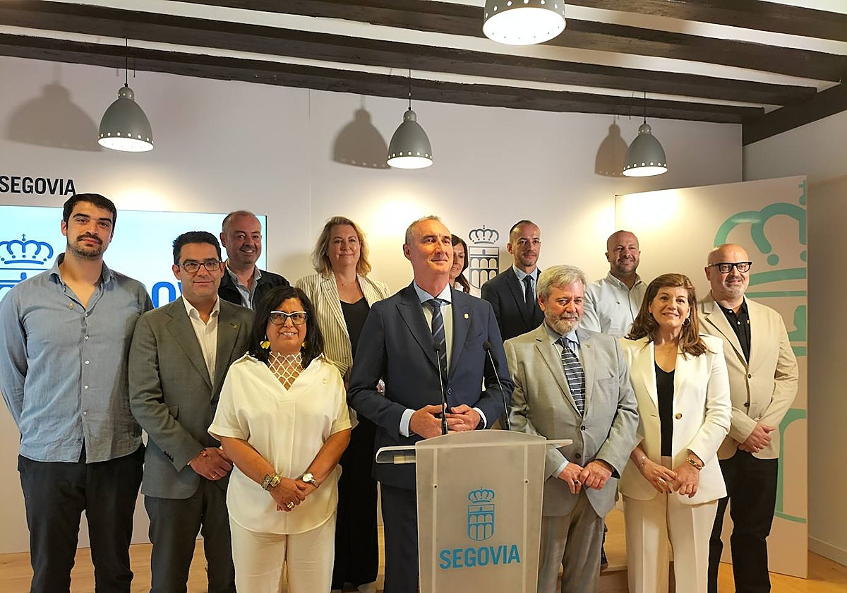 José Mazarías, con los miembros del nuevo equipo de Gobierno del Ayuntamiento de Segovia