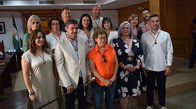 El nuevo alcalde de Almodóvar, Ramón Hernández, junto a la saliente, Sierra Luque