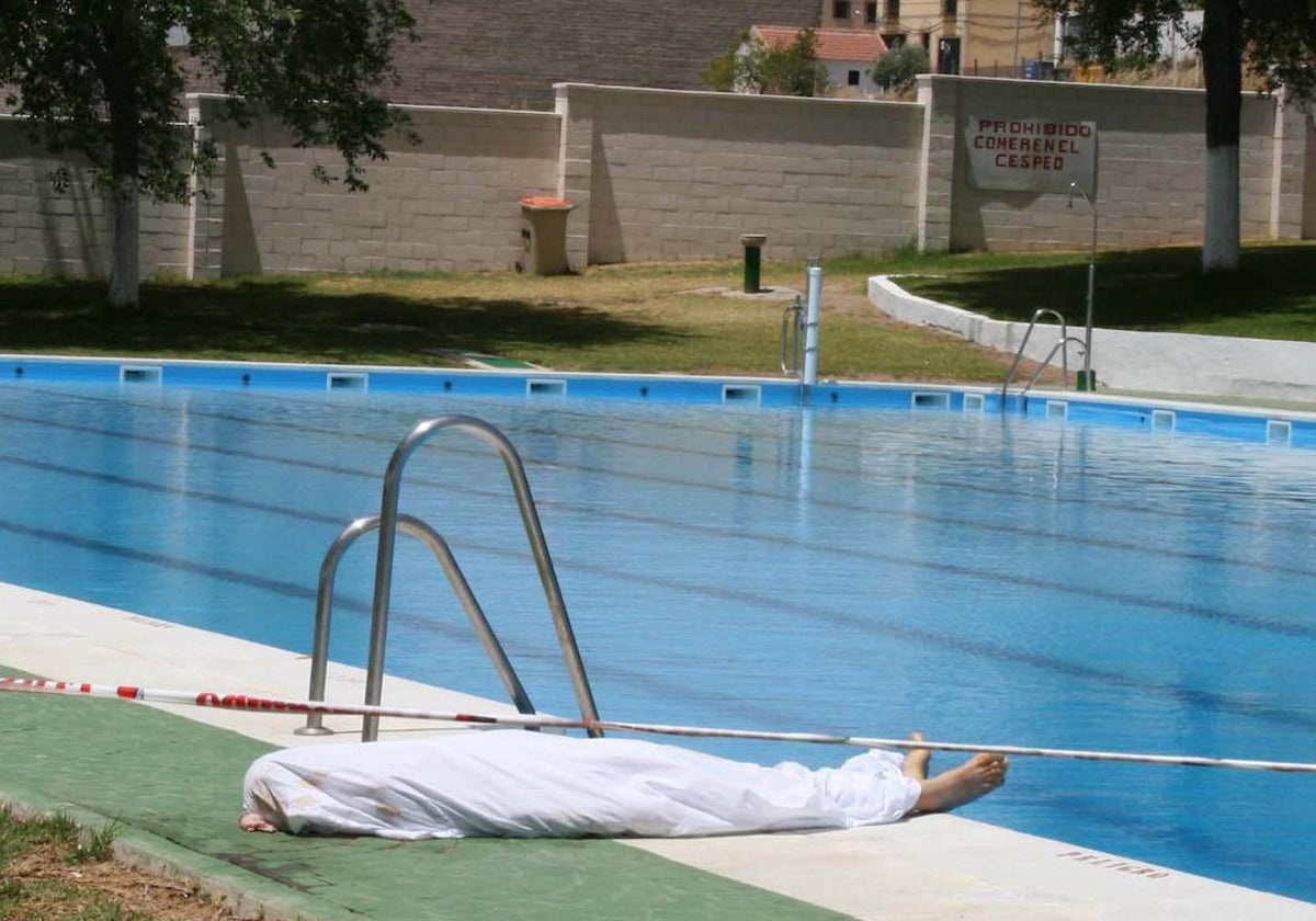 Un fallecido en una piscina en una imagen de archivo