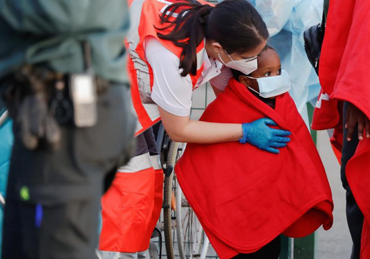 Un niño rescatado de una patera desembarca en el muelle de Arguineguín