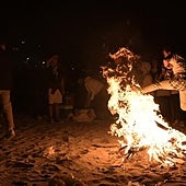 Rituales de la mágica Noche de San Juan: saltar la hoguera o darse un baño en el mar