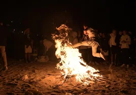 Rituales de la mágica Noche de San Juan: saltar la hoguera o darse un baño en el mar