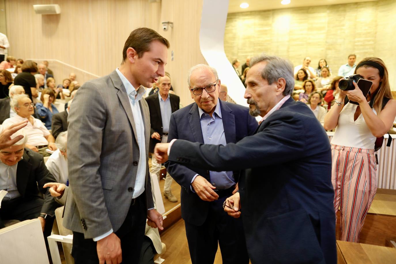 El secretario general del PSOE madrileño, Juan Lobato junto a Alfonso Guerra