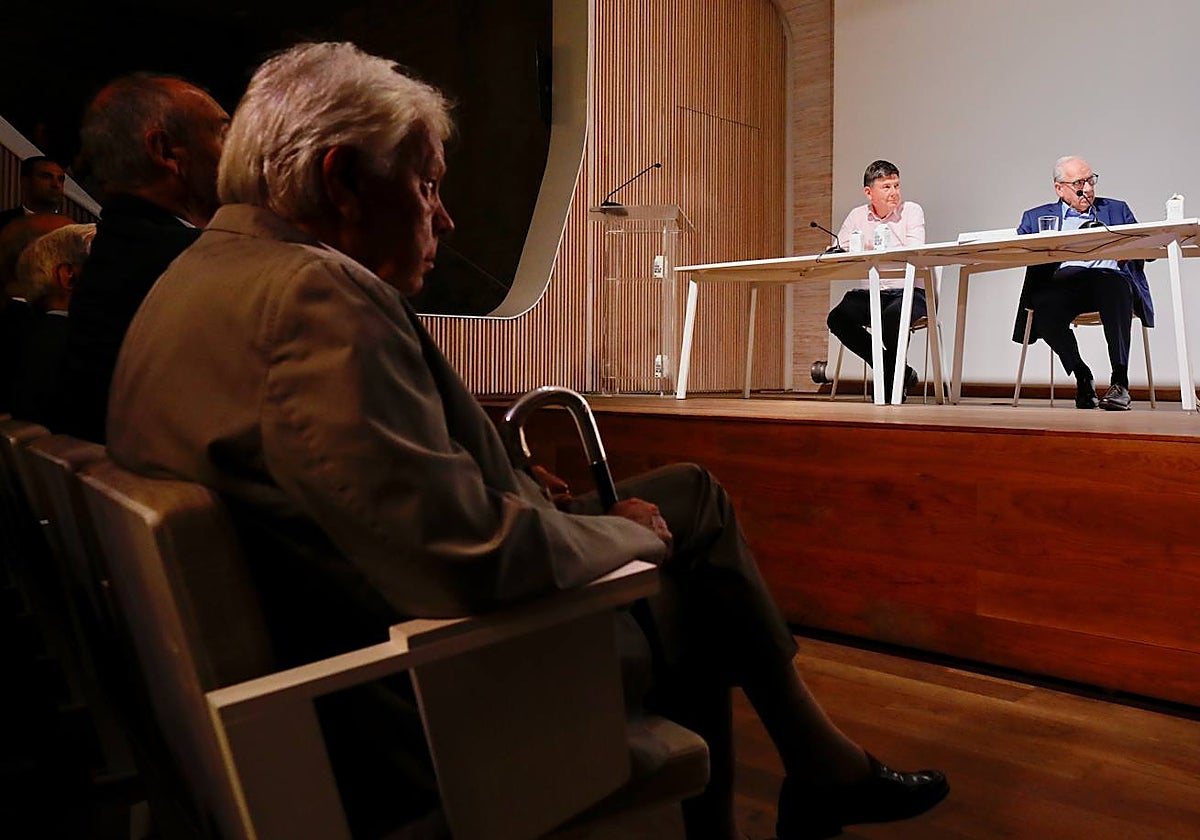 Felipe González frente a Alfonso Guerra, desde la primera fila de un evento en Madrid