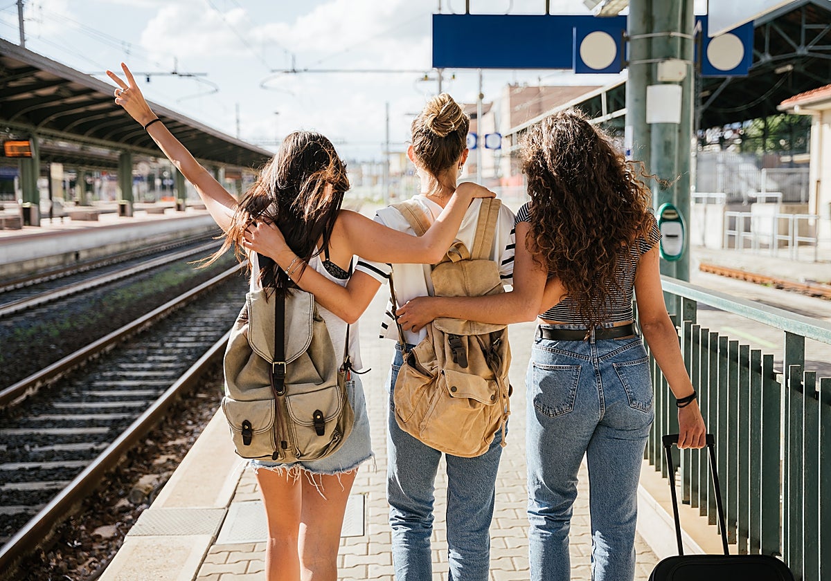 Grupo de jóvenes viajando en tren
