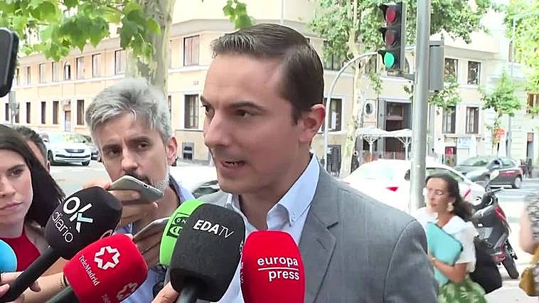 Juan Lobato sobre los debates: "Ahí se ve el nivel que hay en política"