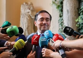 El ministro de Exteriores acusa a Feijóo de difundir «bulos» sobre España y Marruecos y reta al PP a otro debate