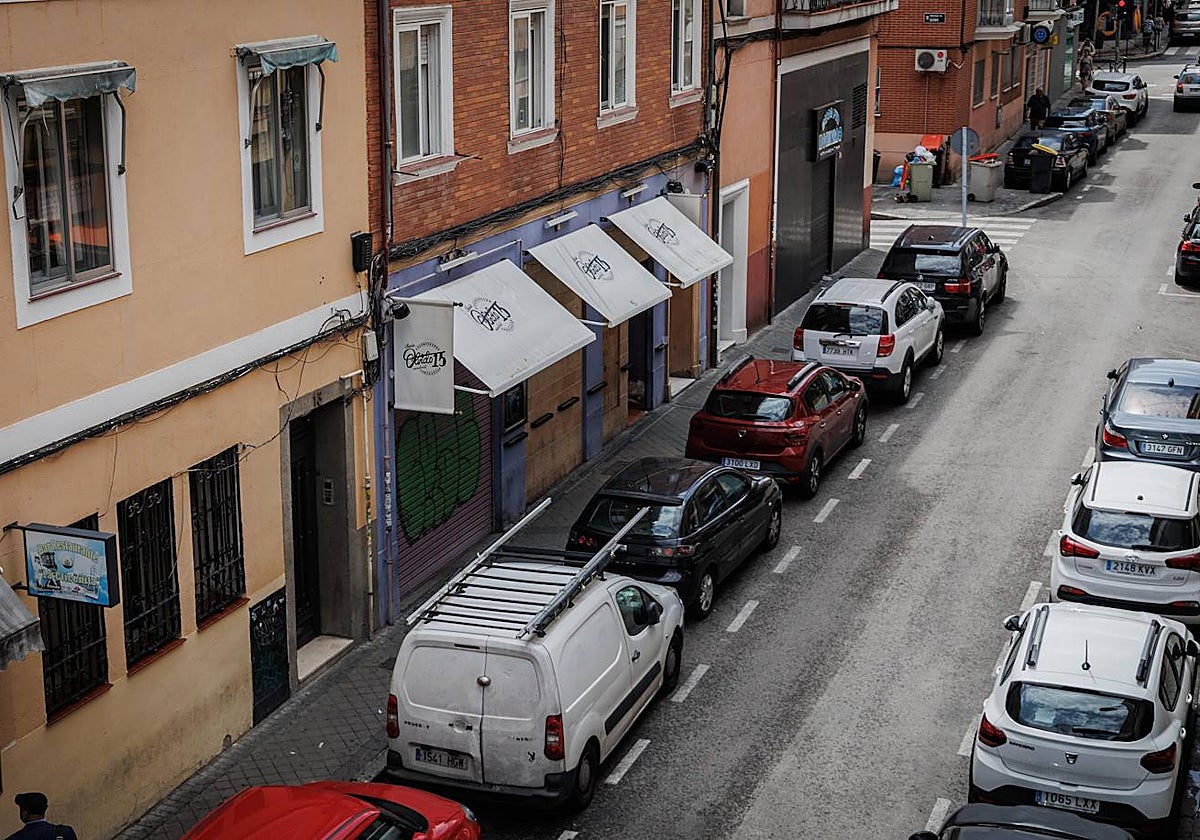Locales de la calle del Olvido, en Usera, cerrados de día