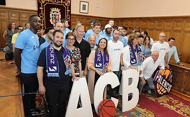 La nueva alcalde alcaldesa de Palencia celebra el ascenso del equipo de baloncesto de su ciudad a la ACB