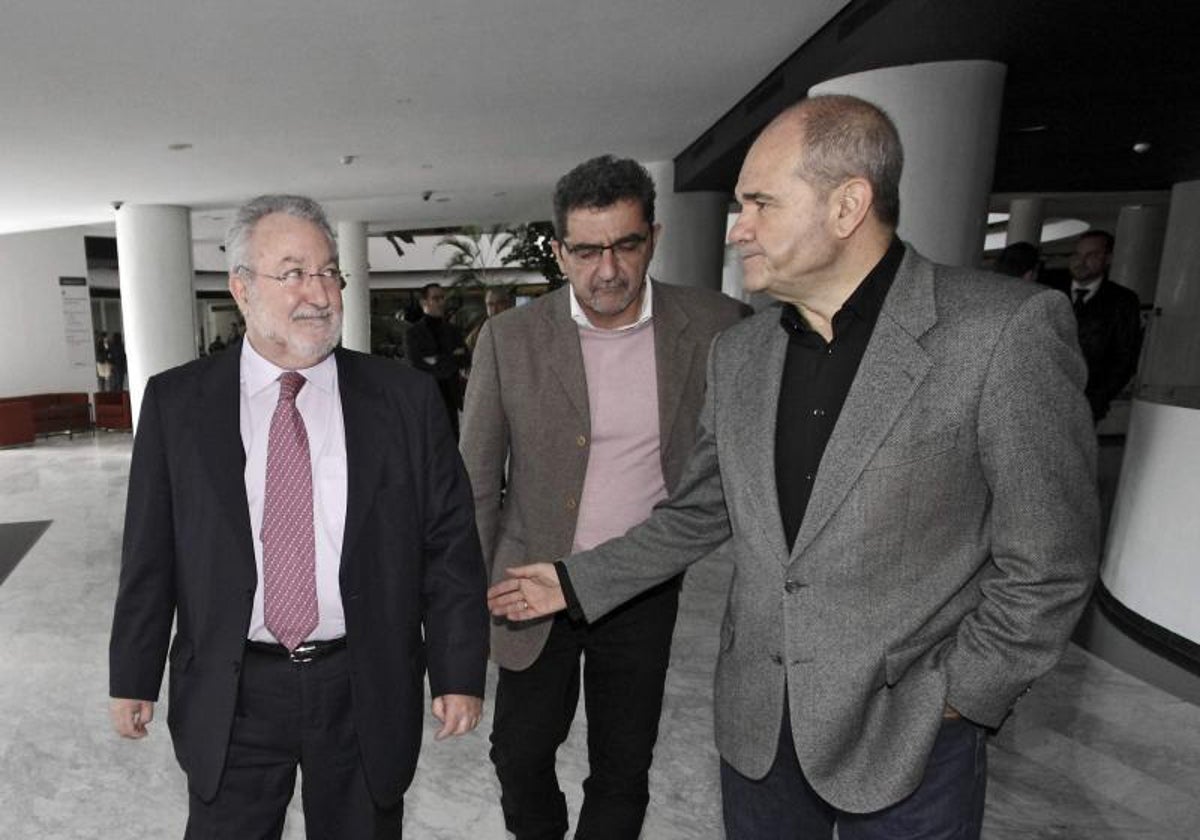 Bernat Soria (izquierda) con Antonio Gutiérrez Limones y Manuel Chaves en 2013