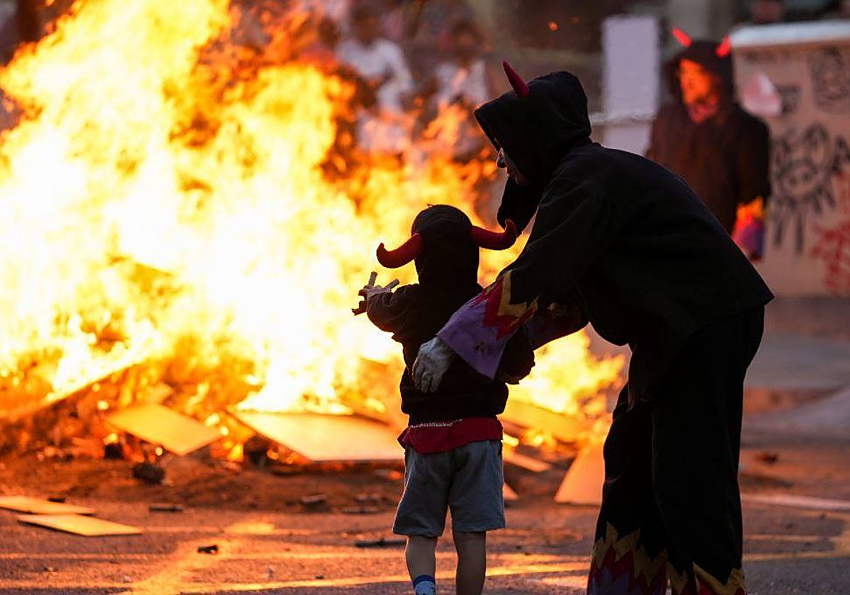 Dos 'diables' en una verbena de Sant Joan por el centro de Barcelona