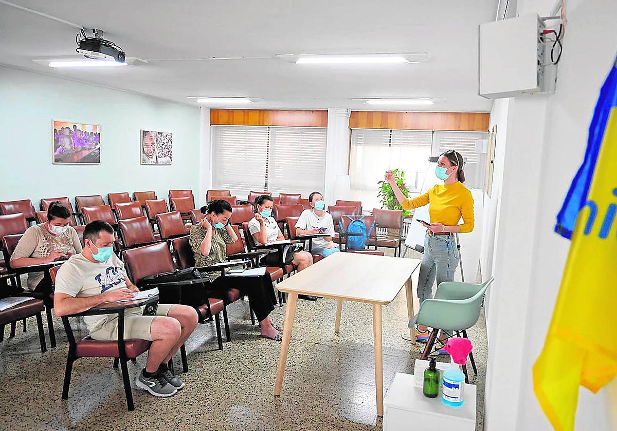 Refugiados ucranianos, en una clase de español de la Fundación Red Incola el pasado 2022 en Valladolid
