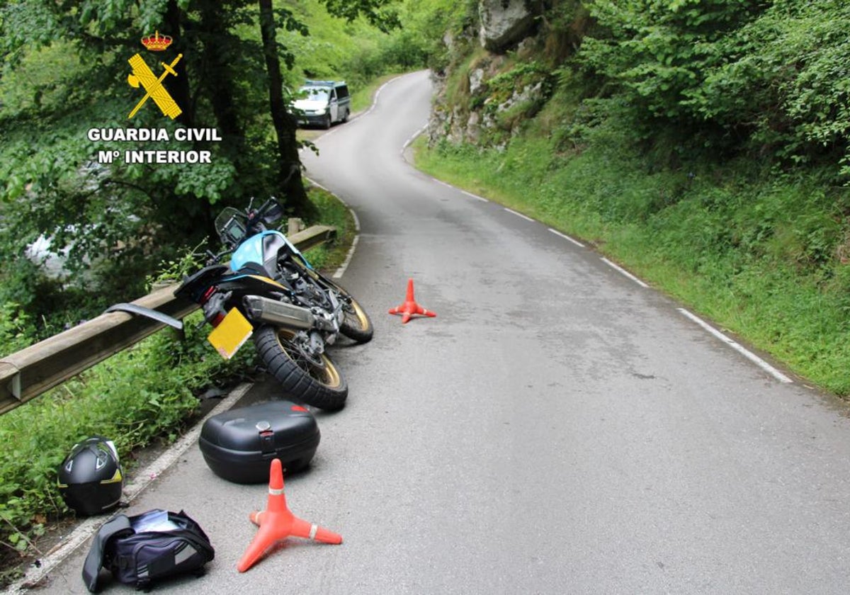 Una de las motos accidentadas en la colisión con el turismo