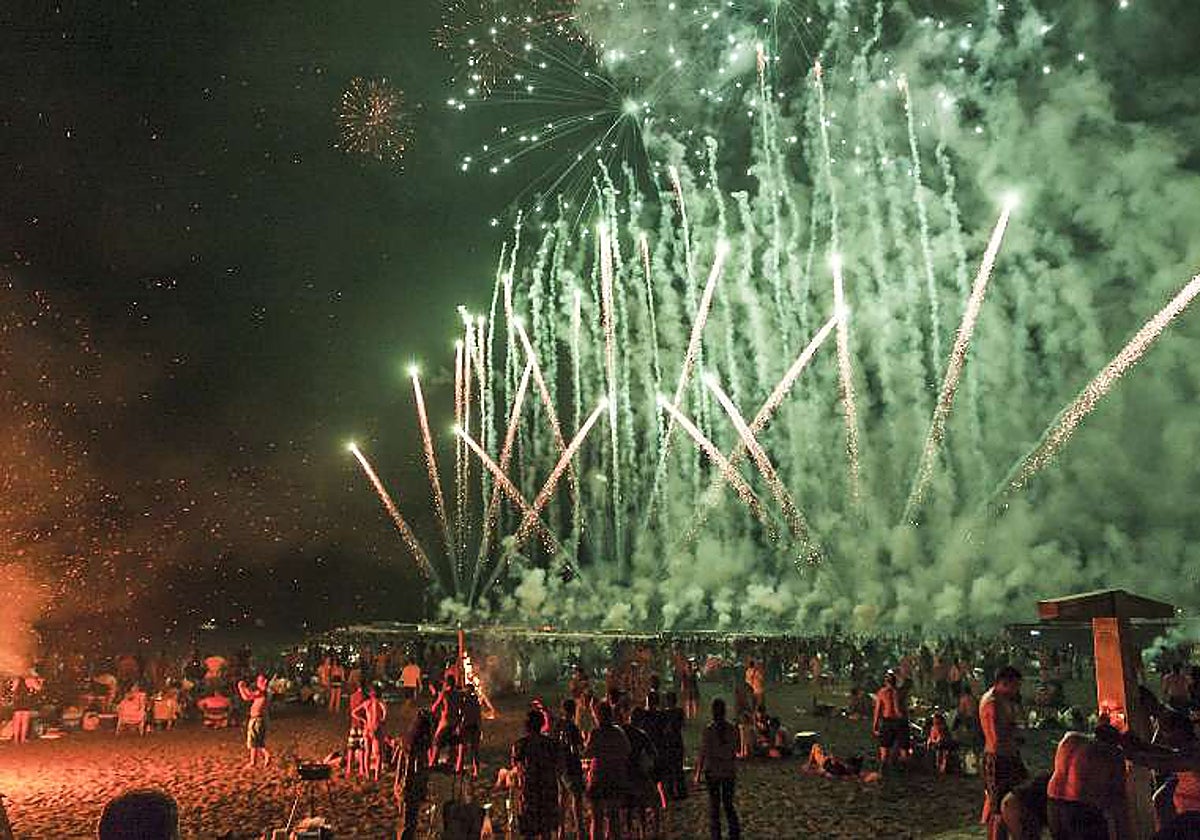 Fuegos artificiales durante la noche de San Juan en Pulpí.