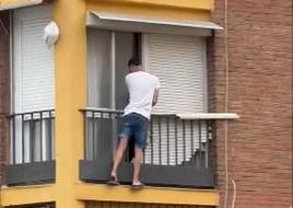 Graban a un hombre encaramado a un bloque y rompiendo los cristales de un piso para entrar en Córdoba