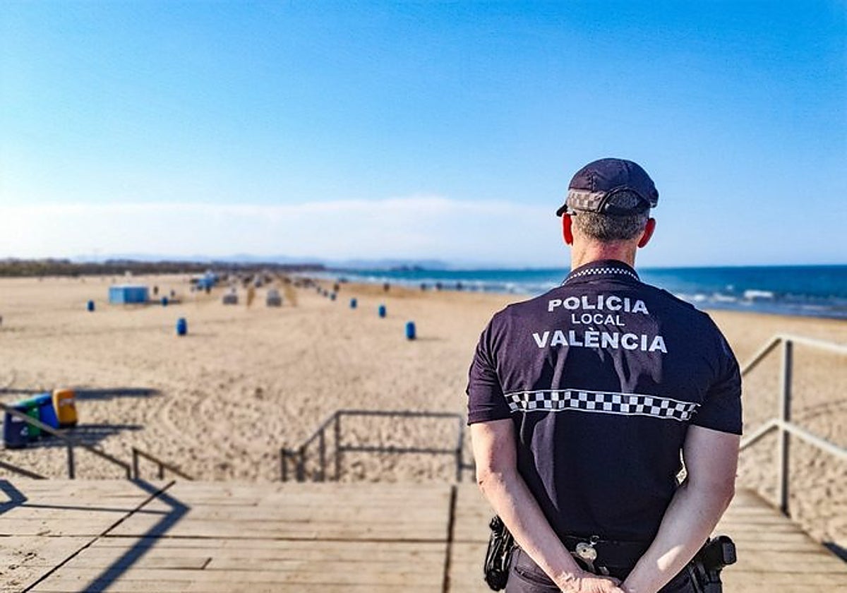 Imagen de archivo de un agente de la Policía Local de Valencia en una playa