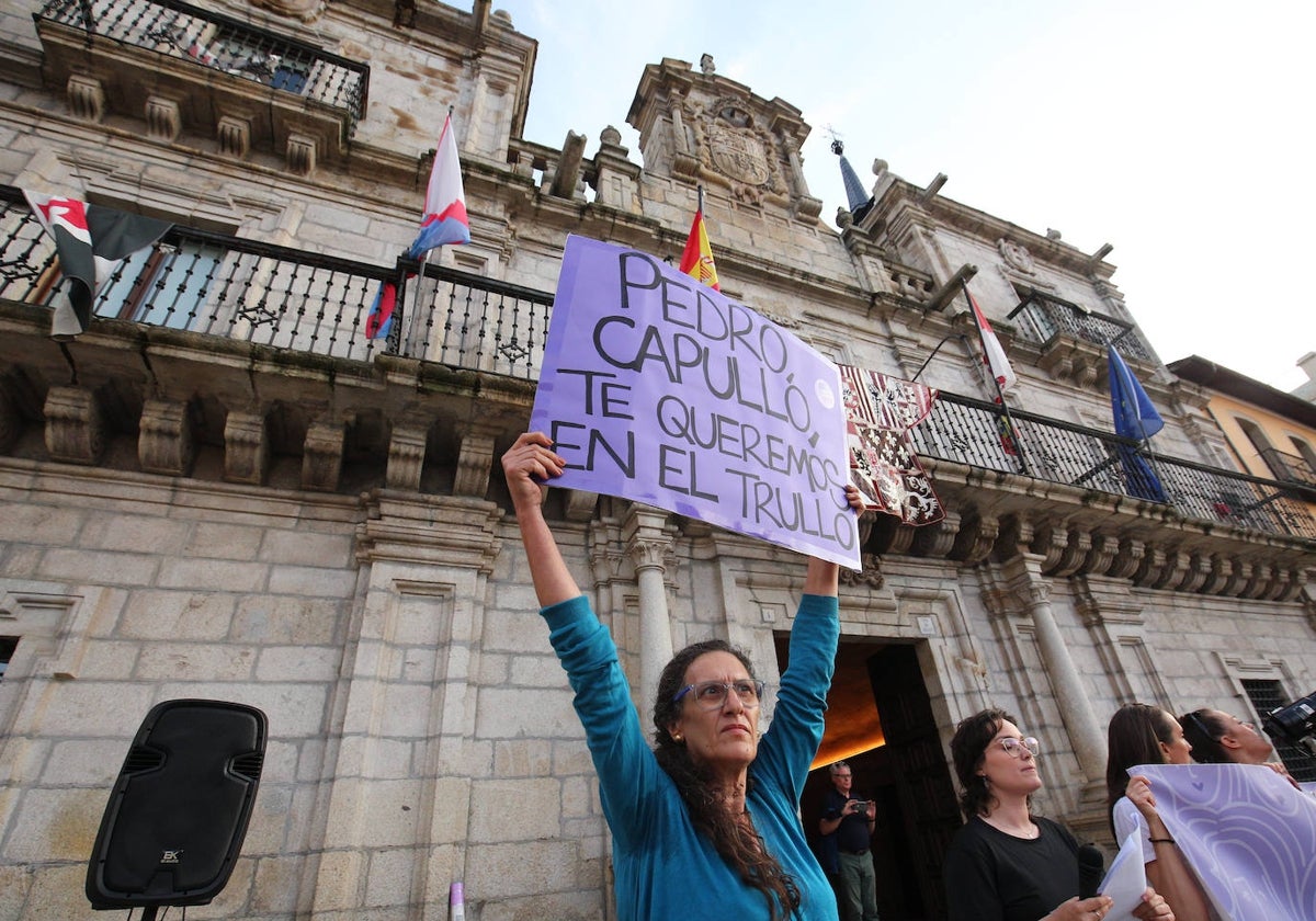 Concentración de la Asociación Feministas Bercianas en Ponferrada contra el cambio de criterio de la fiscalía en el caso de Pedro Muñoz