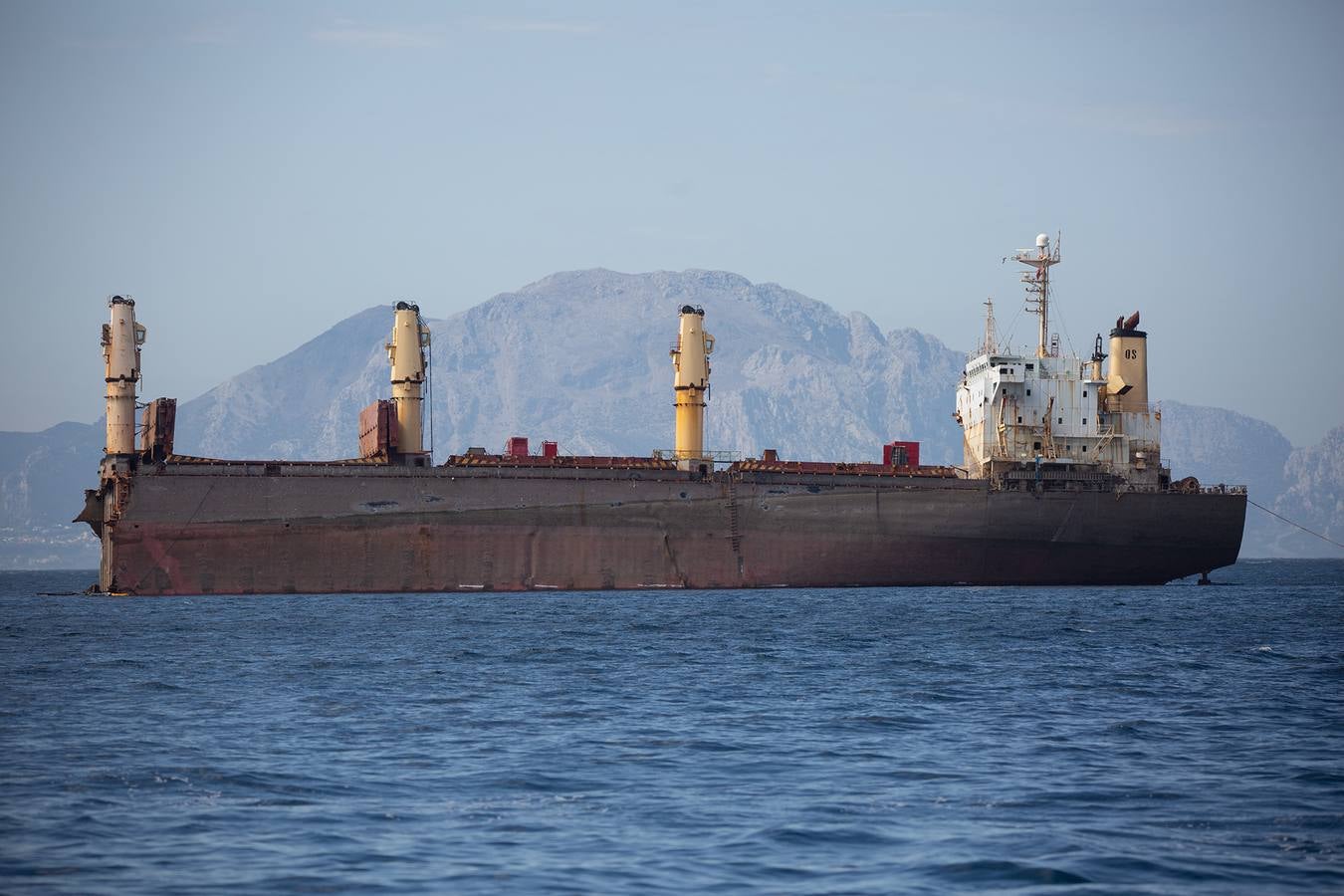 Trabajos que se están llevando a cabo en Gibraltar para reflotar el carguero 'OS 35', semihundido en aguas del Peñón desde el pasado mes de agosto