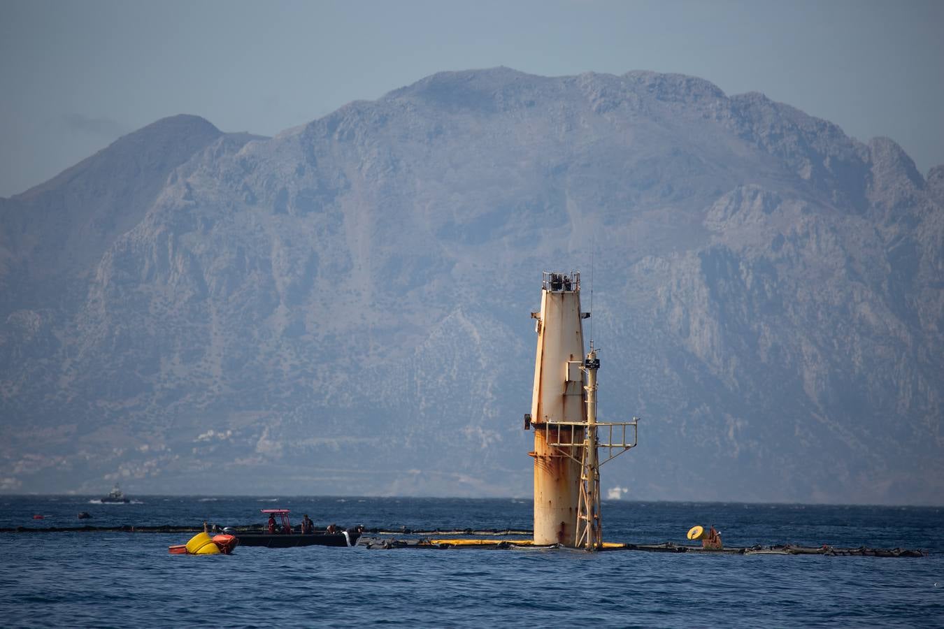 Trabajos que se están llevando a cabo en Gibraltar para reflotar el carguero 'OS 35', semihundido en aguas del Peñón desde el pasado mes de agosto
