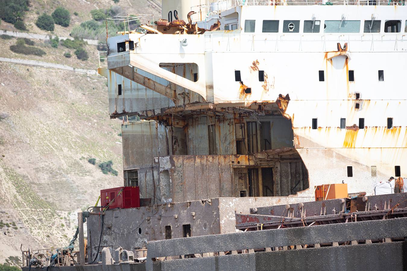 Trabajos que se están llevando a cabo en Gibraltar para reflotar el carguero 'OS 35', semihundido en aguas del Peñón desde el pasado mes de agosto