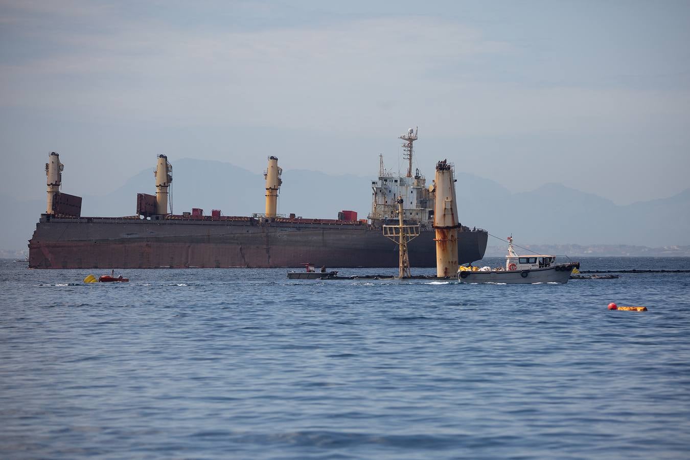 Trabajos que se están llevando a cabo en Gibraltar para reflotar el carguero 'OS 35', semihundido en aguas del Peñón desde el pasado mes de agosto