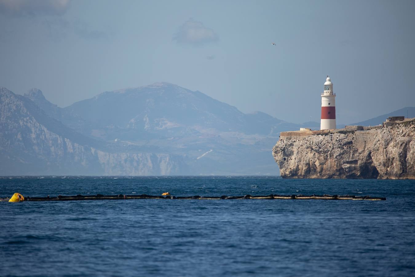 Trabajos que se están llevando a cabo en Gibraltar para reflotar el carguero 'OS 35', semihundido en aguas del Peñón desde el pasado mes de agosto