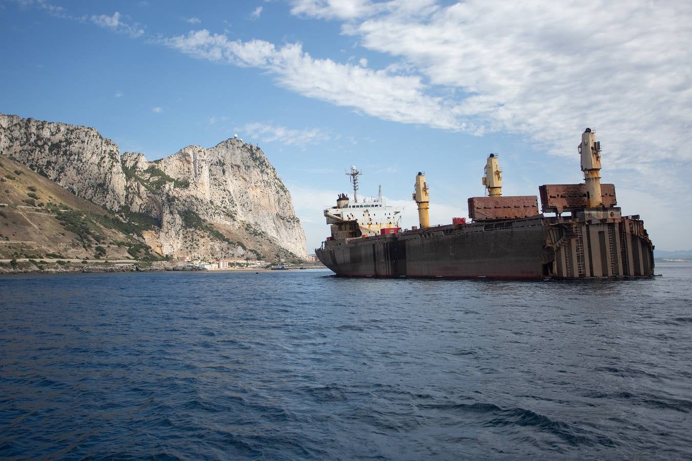 Trabajos que se están llevando a cabo en Gibraltar para reflotar el carguero 'OS 35', semihundido en aguas del Peñón desde el pasado mes de agosto
