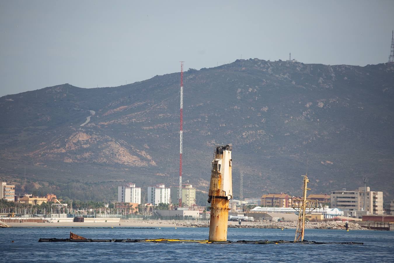 Trabajos que se están llevando a cabo en Gibraltar para reflotar el carguero 'OS 35', semihundido en aguas del Peñón desde el pasado mes de agosto