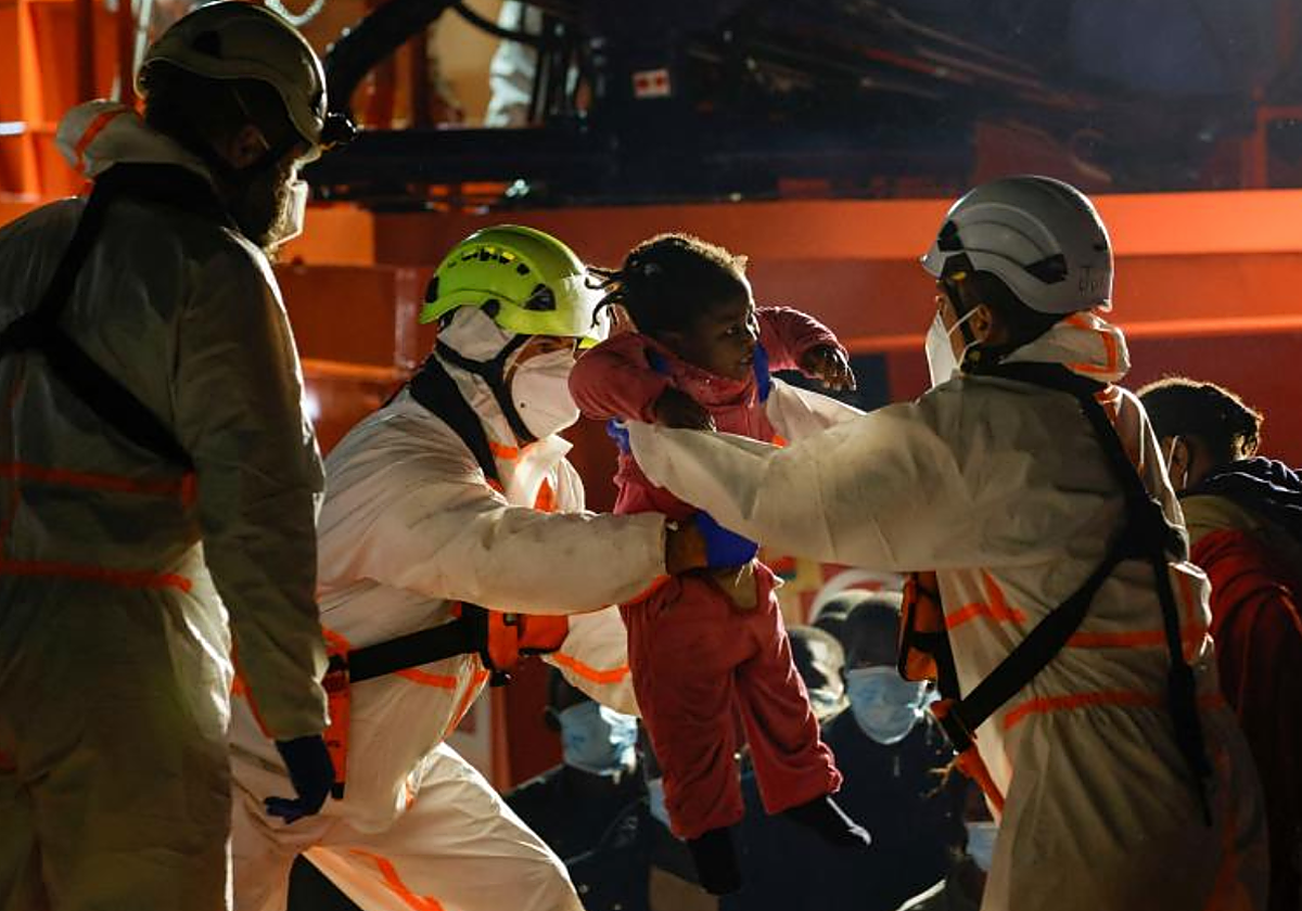 Los servicios de emergencia ayudan a un niño en el muelle de Arguineguín la pasada semana