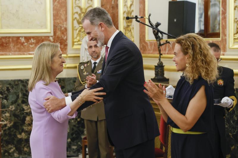 El Rey entrega la medalla a la expresidenta del Congreso Ana Pastor