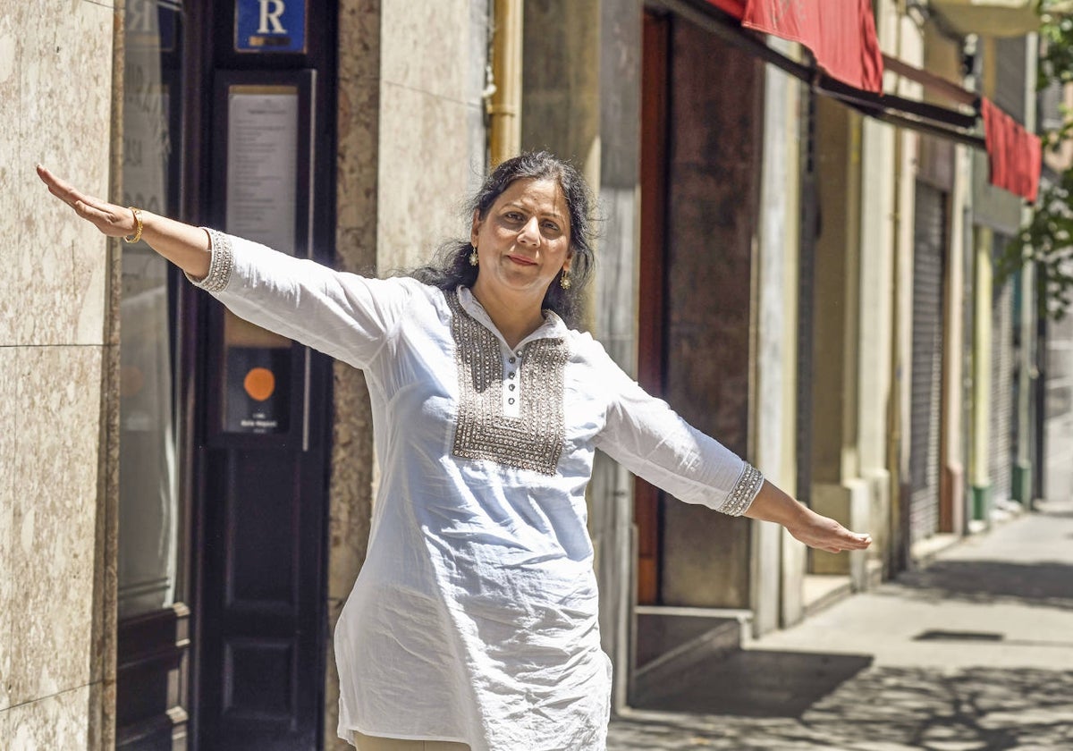 Huma Jamshed, extiende los brazos en señal de libertad, tras la entrevista con ABC