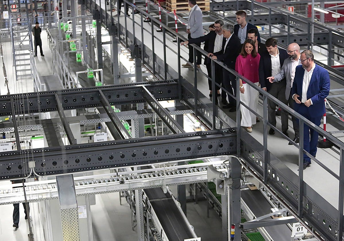 El presidente de la Junta, Alfonso Fernández Mañueco y la consejera de Movilidad y Transformación Digital, María González, visitan el bloque logístico de Mercadona, almacén siglo XXI en Villadangos del Páramo (León)
