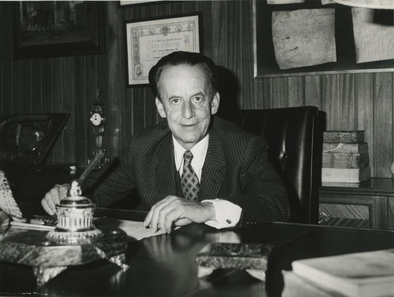 Antonio Hernández Gil (1915-1994) fue nombrado por el Rey Juan Carlos I senador y presidente de las Cortes y del Consejo del Reino en 1977, y ocupó el cargo hasta el momento en que sancionó la Constitución. 